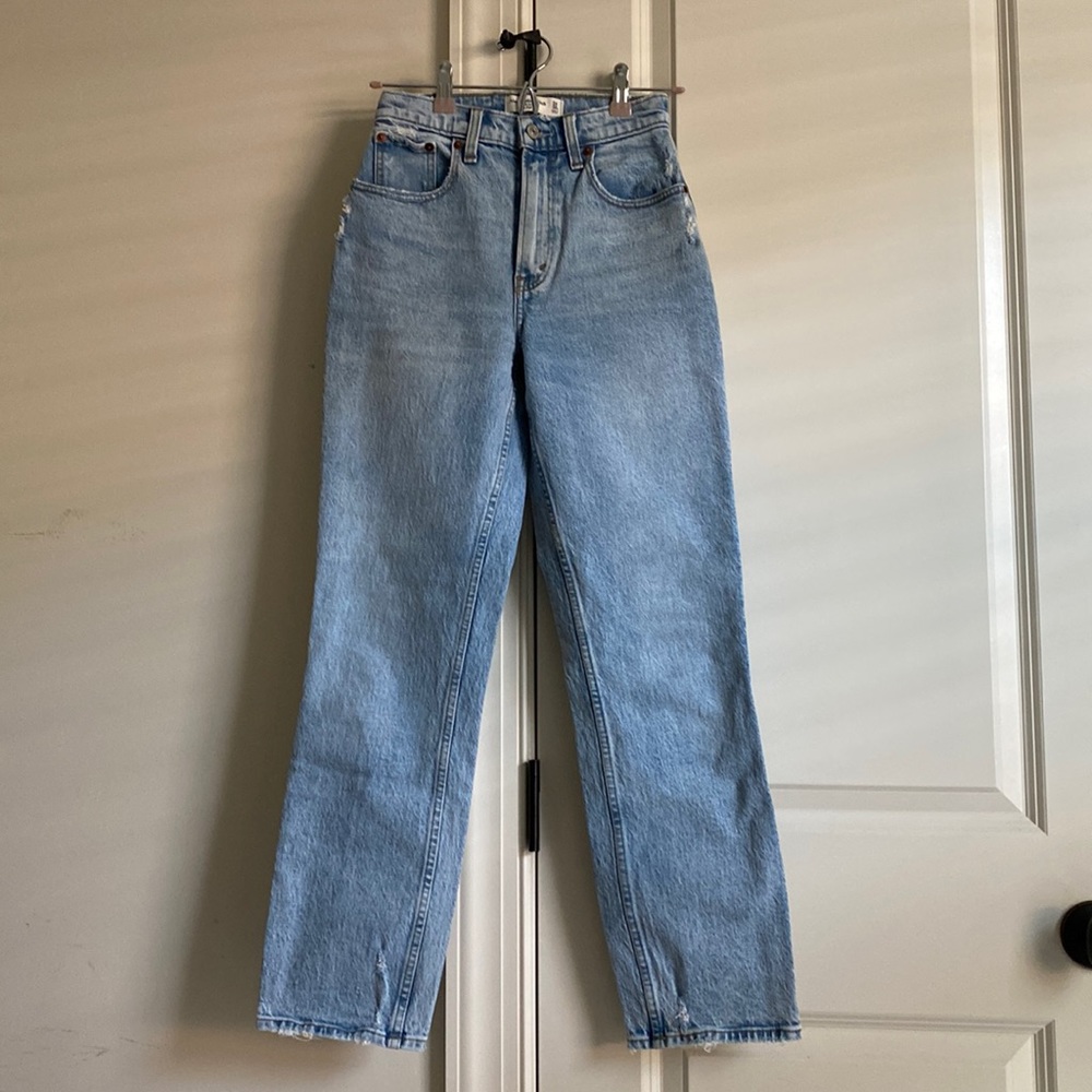 ABERCROMBIE & FITCH - 90s Curve Love Ultra High Rise Straight Jeans - Light Wash